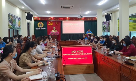 Các đại biểu dự hội nghị tập huấn công tác nữ công do LĐLĐ tỉnh Ninh Bình tổ chức. Ảnh: NT
