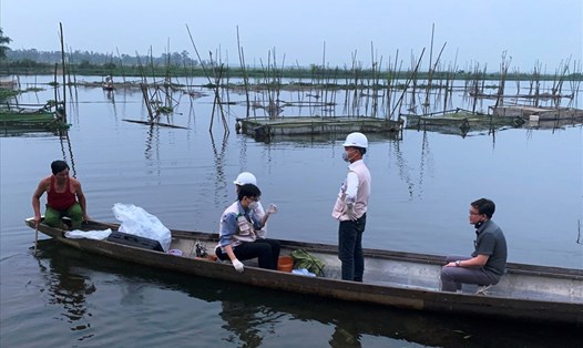 Chi cục Bảo vệ môi trường phối hợp với Trung tâm Quan trắc Tài nguyên và Môi trường tiến hành lấy mẫu nước để xác định nguyên nhân cá chết. Ảnh: CTV.