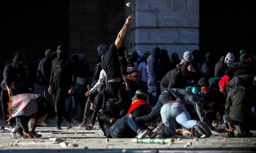 Người biểu tình Palestine đụng độ với cảnh sát Israel tại khu nhà thờ Hồi giáo Al-Aqsa ở Jerusalem ngày 15.4.2022. Ảnh: AFP