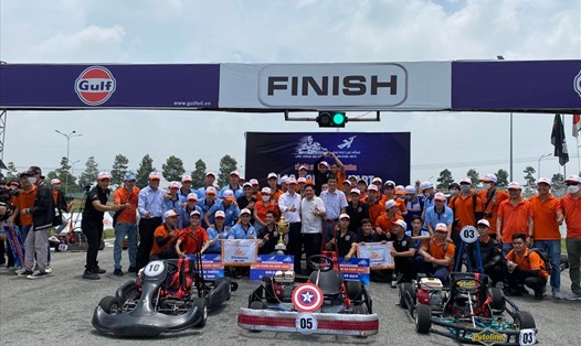 Lãnh đạo Trường đại học Lạc Hồng trao giải cho các đội đoạt giải tại cuộc thi đua xe công nghệ LH - Go-Kart. Ảnh: Hà Anh Chiến