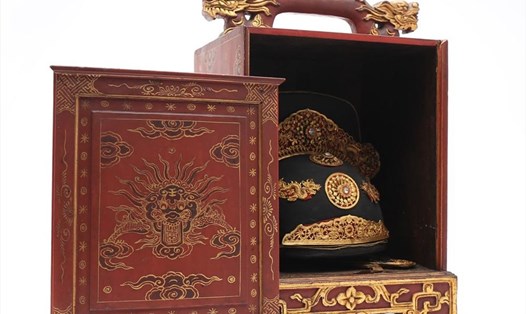 Mũ quan đại thần triều Nguyễn cùng chiếc hộp đựng mũ đã "hồi hương" về Cố đô Huế sau nhiều năm lưu lạc ở nước ngoài. Ảnh: Tường Minh