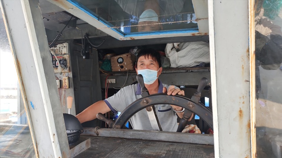 Ngư dân Lê Văn Xí khởi động tàu, nhập nguyên liệu chuẩn bị vươn khơi. Ảnh: Thanh Chung