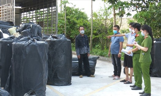 Các đối tượng bị Công an huyện Yên Khánh, Ninh Bình bắt giữ cùng tang vật. Ảnh: NT