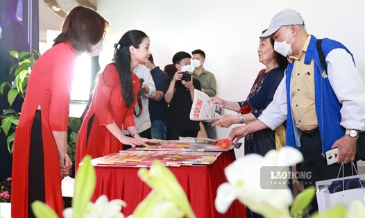 Đông đảo công chúng ghé thăm gian trưng bày của Báo Lao Động tại Hội báo toàn quốc 2022. Ảnh: Hải Nguyễn
