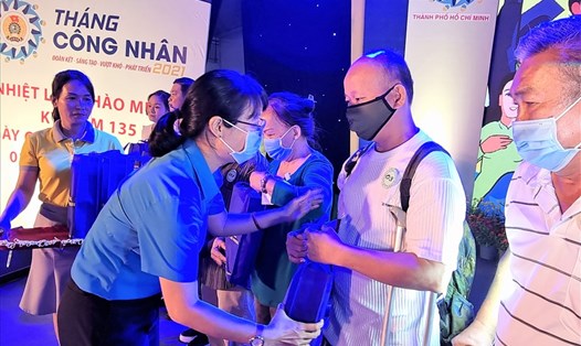 Chủ tịch LĐLĐ TPHCM Trần Thị Diệu Thúy tặng quà CNLĐ bị tai nạn lao động trong “Tháng Công nhân” năm 2021. Ảnh: Nam Dương