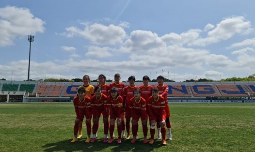Đội hình đội tuyển nữ Việt Nam đá giao hữu với câu lạc bộ nữ trường đại học Uidik. Ảnh: VFF