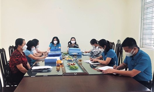 Một buổi làm việc của Công đoàn huyện Cao Phong với CĐCS. Ảnh: Minh Nguyễn.