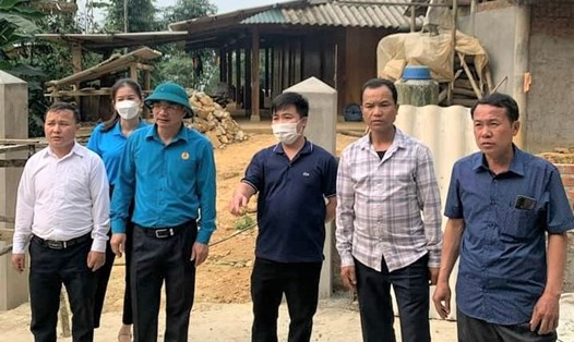 LĐLĐ Yên Bái khảo sát thực tế các hộ nghèo tại xã Pú Hu, huyện Trạm Tấu. Ảnh: Văn Đức.