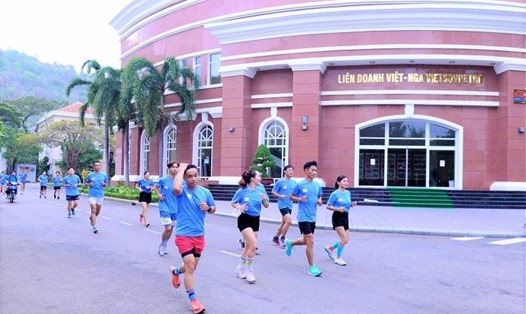 Các vận động viên cùng nhau chạy bộ trong khuôn viên của Vietsovpetro. Ảnh: CĐN