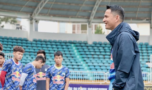 Huấn luyện viên Kiatisuk Senamuang sẽ truyền đạt kinh nghiệm gì cho các học trò tại đấu trường AFC Champions League? Ảnh: HAGL