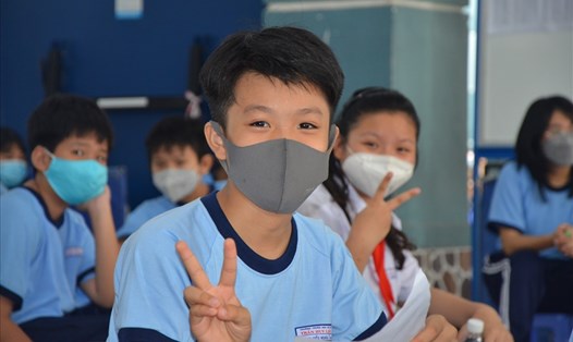 Em Huỳnh Hiếu Nghĩa - học sinh lớp 6 Trường THCS Trần Huy Liệu háo hức sau khi tiêm vaccine COVID-19. Ảnh: Huyên Nguyễn
