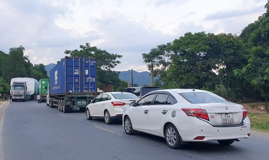 Lưu lượng xe ôtô tải lưu thông qua Cửa khẩu Quốc tế Lao Bảo tăng cao gây nên tình trạng quá tải trên Quốc lộ 9. Ảnh: Hưng Thơ.