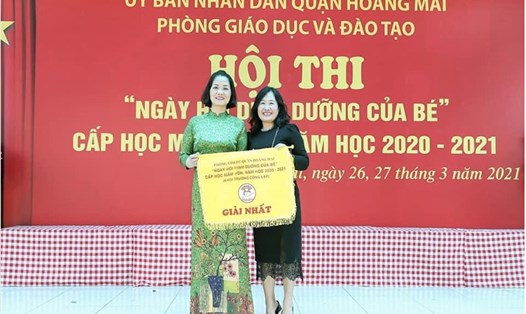Cô giáo Lê Thị Tố Uyên (bên phải) trong một hoạt động của Trường mầm non Tương Mai (Hoàng Mai, Hà Nội).
