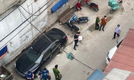 Lực lượng chức năng có mặt tai hiện trường vụ án mạng ở quận Cầu Giấy, Hà Nội. Ảnh: CTV