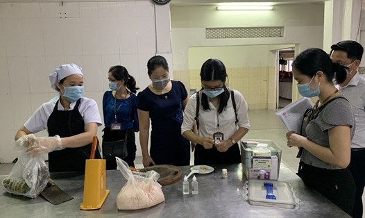 Đoàn kiểm tra, giám sát an toàn thực phẩm tại các cơ sở dịch vụ ăn uống tại tỉnh Quảng Trị. Ảnh: Lệ Thủy.