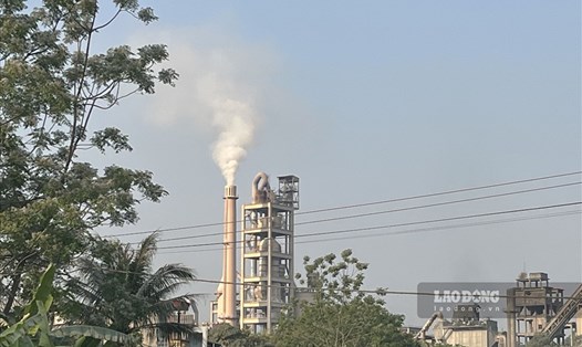 Cột khói Nhà máy Ximăng Tuyên Quang nhìn từ khu dân cư xóm 1, Tràng Đà (TP. Tuyên Quang).