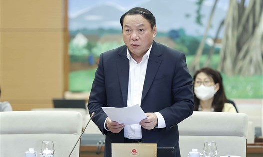 Bộ trưởng Bộ Văn hóa, Thể thao và Du lịch Nguyễn Văn Hùng phát biểu tại phiên họp. Ảnh: Thành Chung