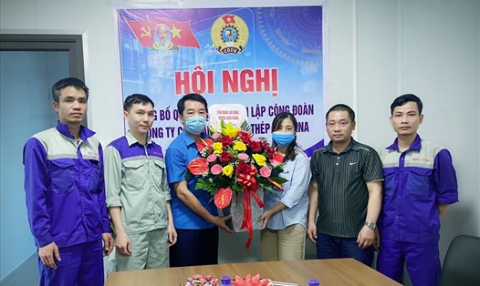 Lãnh đạo Liên đoàn Lao động huyện Lạng Giang chúc mừng Ban chấp hành lâm thời  Công đoàn cơ sở Công ty Cổ phần kết cấu thép ASC VINA.