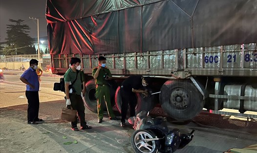 Lực lượng chức năng thành phố Thuận An khám nghiệm hiện trường điều tra làm rõ vụ tai nạn. Ảnh: X.Đ