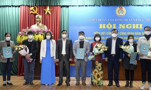 Lãnh đạo Liên đoàn Lao động thành phố Hà Nội, Huyện ủy và LĐLĐ huyện Phúc Thọ trao Quyết định cho các Công đoàn cơ sở mới thành lập năm 2022. Ảnh: CĐH