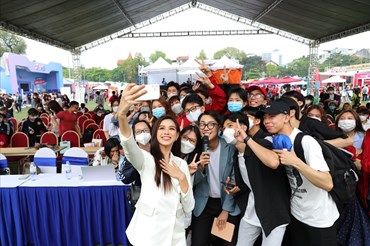 Hoa hậu Đỗ Thị Hà tích cực giao lưu cùng các bạn sinh viên tại Hà Nội. Ảnh; NVCC