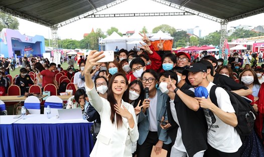Hoa hậu Đỗ Thị Hà tích cực giao lưu cùng các bạn sinh viên tại Hà Nội. Ảnh; NVCC
