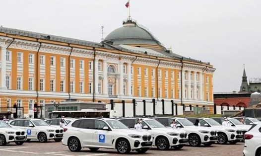 Những chiếc xe BMW trong Điện Kremlin để tặng cho các vận động viên đoạt giải ở Olympic Tokyo 2020. Ảnh chụp màn hình