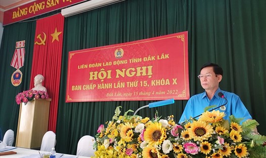 Ông Nguyễn Công Bảo - Chủ tịch LĐLĐ tỉnh Đắk Lắk phát biểu giao nhiệm vụ phát triển đoàn viên cho các cấp Công đoàn ở địa phương. Ảnh: Bảo Trung