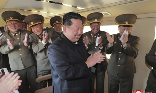 Nhà lãnh đạo Triều Tiên Kim Jong-un theo dõi vụ thử vũ khí mới của Triều Tiên. Ảnh: AFP/KCNA