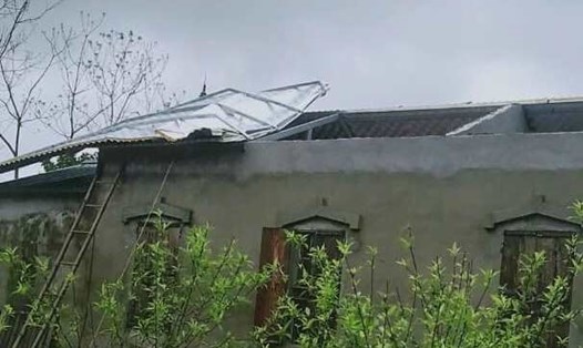 Ngôi nhà bị tốc mái do mưa dông ở Hòa Bình vào đầu tháng 3.2022. Ảnh: K.L.