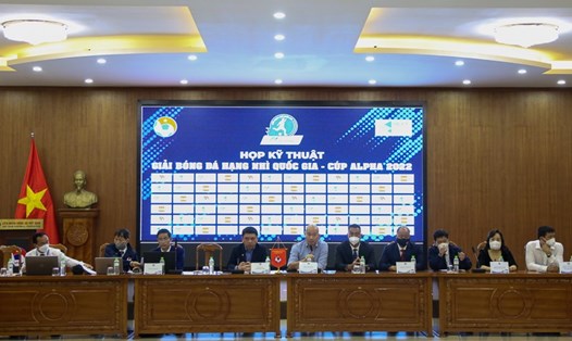 Ban tổ chức họp kỹ thuật trước ngày khởi tranh giải hạng Nhì Quốc gia 2022. Ảnh: VFF