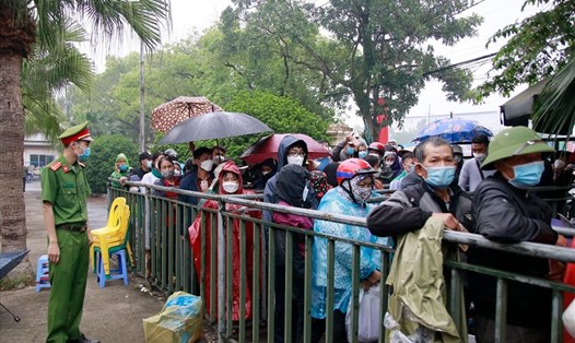 Người hâm mộ ở Phú Thọ xếp hàng mua vé xem U23 Việt Nam thi đấu, bất chấp thời tiết mưa lạnh. Ảnh: Minh Anh