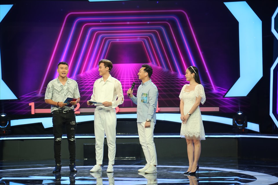 Bộ đôi MC (bên phải) và 2 người chơi Xuân Phúc - Mạc Trung Kiên. Ảnh: CTCC.