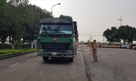 Sau 1 tháng ra quân, lực lượng CSGT Công an tỉnh Ninh Bình đã xử lý 323 phương tiện chở quá khổ, quá tải. Ảnh: NT