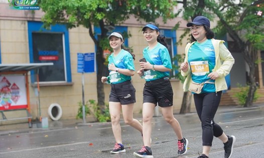 Các vận động viên hào hứng tham gia giải chạy BIDVRun Cho cuộc sống Xanh. Ảnh BIDV