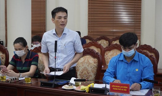 Phó Chủ tịch CĐ Công ty TNHH Điện Stanley Việt Nam Nguyễn Thanh Kim trao đổi về tổ chức phong trào sáng kiến tại công ty. Ảnh: MQ