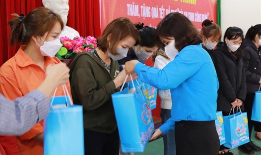 Lãnh đạo LĐLĐ tỉnh Đắk Lắk trao quà cho công nhân lao động nhân dịp Tết Nguyên đán Nhâm Dần. Ảnh: Bảo Trung