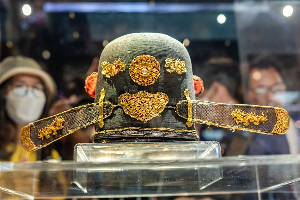 Trung tâm Bảo tồn Di tích Cố đô Huế đã tổ chức lễ tiếp nhận 2 cổ vật đấu giá thành công ở nước ngoài do Tập đoàn Sunshine hiến tặng và thực hiện trưng bày các cổ vật này. Ảnh: Bảo Minh