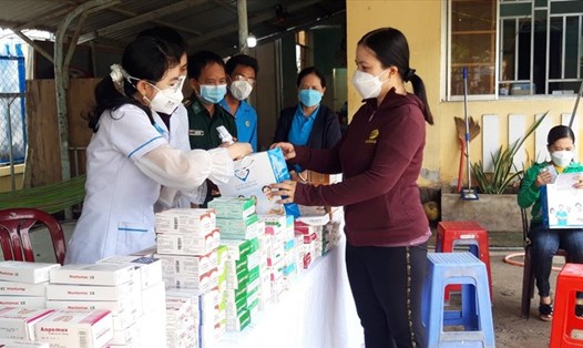 Khám bệnh và phát thuốc cho đoàn viên, nữ CNLĐ vùng biên giới huyện Tân Hồng, tỉnh Đồng Tháp.