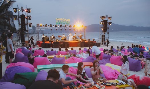 Bãi biển Đà Nẵng đã tổ chức tưng bừng các hoạt động về đêm, hấp dẫn du khách. Ảnh: An Thượng