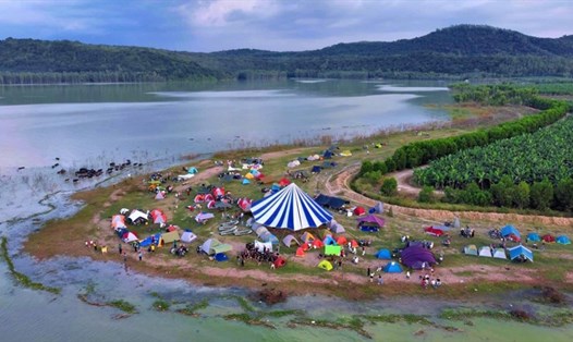 Nhiều bạn trẻ dã ngoại tại khu vực hồ Dầu Tiếng Ảnh: Nhóm Camp hồ Dầu Tiếng