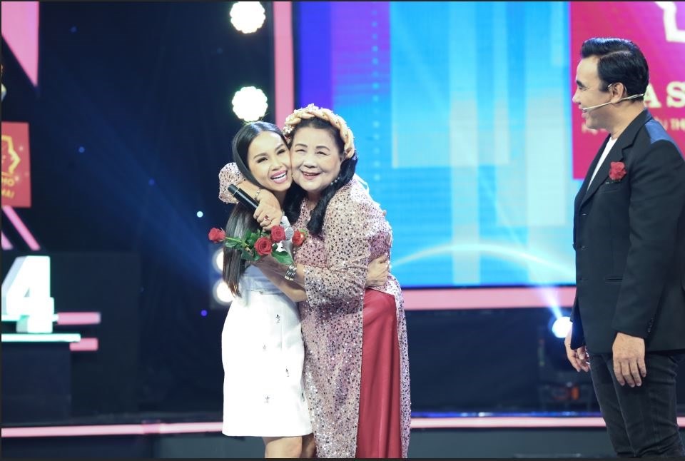 Quyền Linh, Cẩm Ly và cô Mẫn. Ảnh: CTCC. Quyền Linh, Cẩm Ly và cô Mẫn. Ảnh: CTCC.
