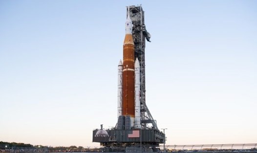 Tên lửa Mặt trăng SLS của NASA đã được tháo khỏi bệ phóng để sửa chữa các chi tiết gặp lỗi. Ảnh: NASA