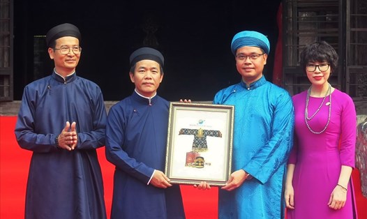 Tập đoàn Sunshine hiến tặng tỉnh Thừa Thiên Huế hai cổ vật Mũ quan đại thần và Áo Nhật bình cung tần triều Nguyễn