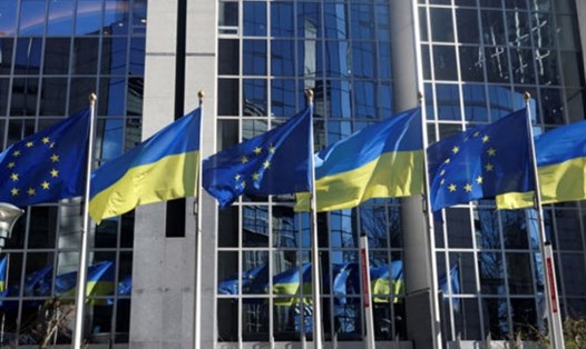 Cờ của Liên minh Châu Âu và Ukraina bên ngoài tòa nhà Nghị viện Châu Âu ở Brussels, Bỉ. Ảnh chụp màn hình