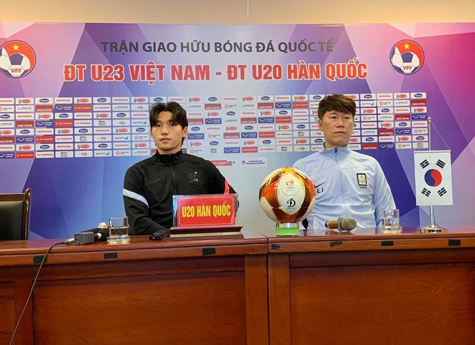 Huấn luyện viên U20 Hàn Quốc lo ngại về cách biệt tuổi tác với U23 Việt Nam