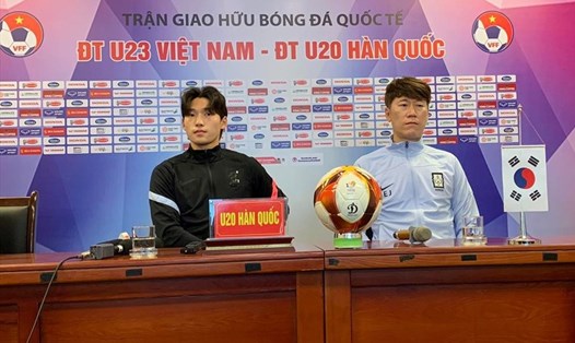 Đội trưởng U20 Hàn Quốc - Bae Joon-ho và huấn luyện viên Kim Eun-jung. Ảnh: Đ.Huy
