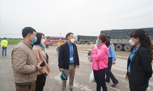 Cán bộ công đoàn tỉnh Nghệ An trao đổi với công nhân huyện Diễn Châu đi làm trở lại sau khi ngừng việc tập thể vì mức lương quá thấp. Ảnh: QĐ
