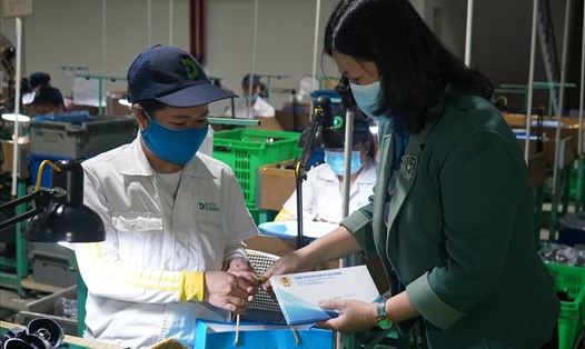 Lãnh đạo Công đoàn Khu kinh tế Hải Phòng tặng quà lao động khuyết tật Công ty TNHH Daitoo Rubber. Ảnh: Mai Dung