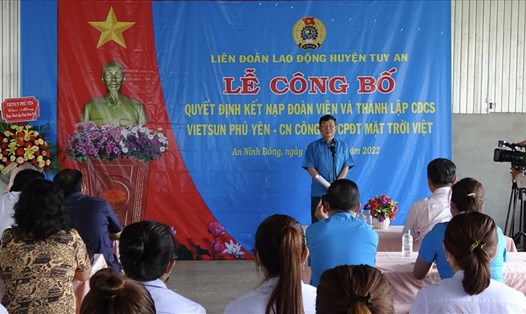 Lãnh đạo LĐLĐ tỉnh Phú Yên chúc mừng người lao động tham gia vào tổ chức Công đoàn.